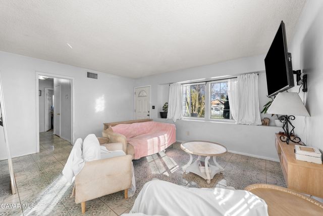 38609 Glenraven Avenue, Palmdale, CA 93550