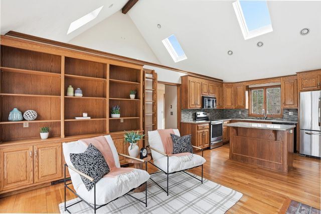 19 Nemasket Road, Falmouth, MA 02540