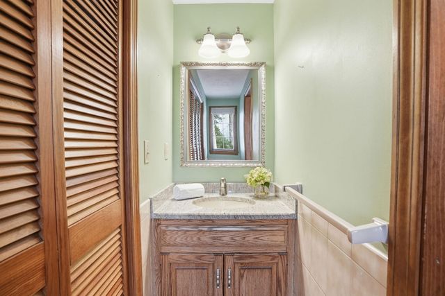 19 Nemasket Road, Falmouth, MA 02540