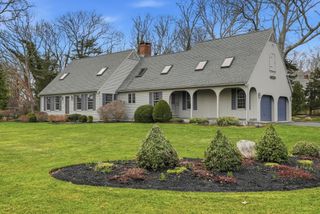 19 Nemasket Road, Falmouth, MA 02540