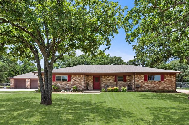 902 Greenbriar Drive, Joshua, TX 76058