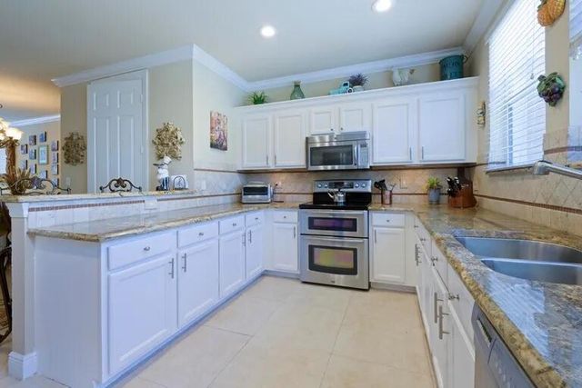 1740 San Benito Way 2, West Palm Beach, FL 33401