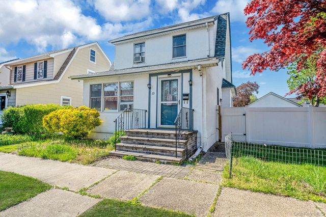 23 Evergreen Drive, Lindenhurst, NY 11757