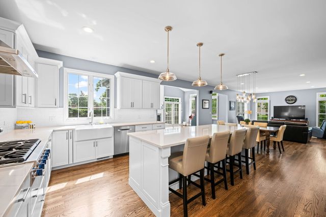 2733 N ELM Lane, Arlington Heights, IL 60004