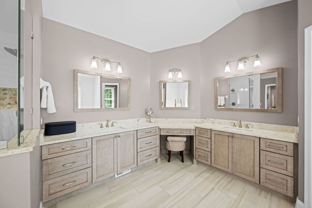 2733 N ELM Lane, Arlington Heights, IL 60004