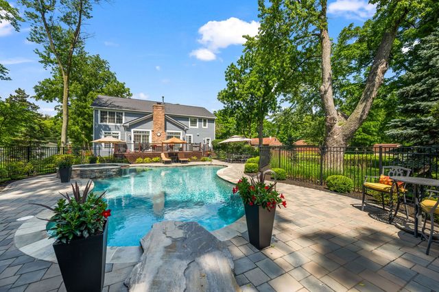 2733 N ELM Lane, Arlington Heights, IL 60004