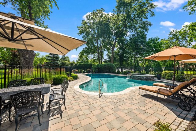 2733 N ELM Lane, Arlington Heights, IL 60004