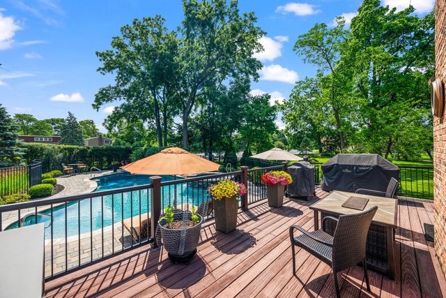 2733 N ELM Lane, Arlington Heights, IL 60004