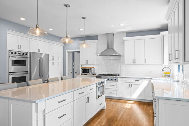2733 N ELM Lane, Arlington Heights, IL 60004