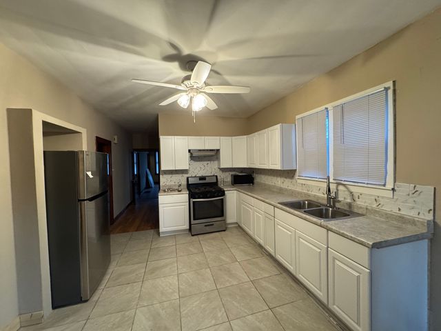 8556 S Muskegon Avenue, Chicago, IL 60617