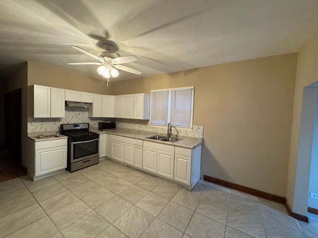 8556 S Muskegon Avenue, Chicago, IL 60617