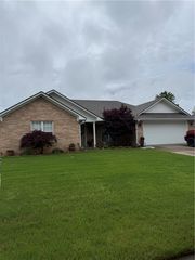 216 Thornwood Lane, Russellville, AR 72802