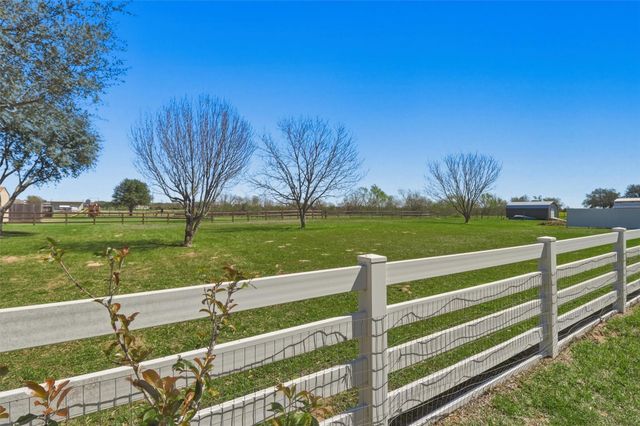 2862 Dees Circle, Sealy, TX 77474