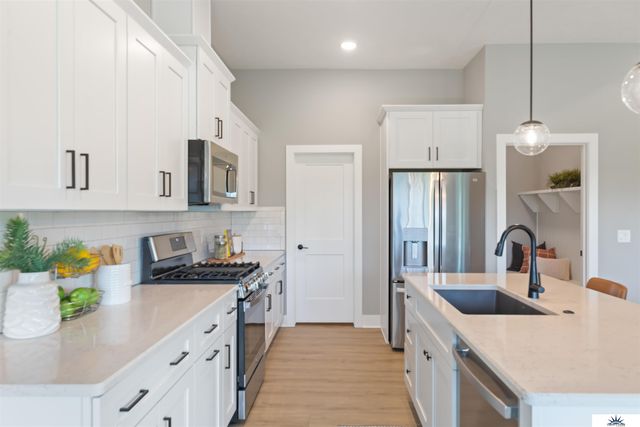 6905 Flint Drive, Papillion, NE 68046