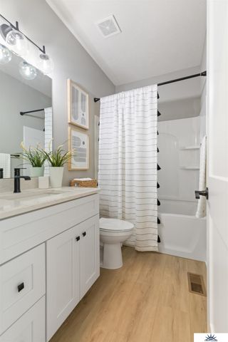 6905 Flint Drive, Papillion, NE 68046