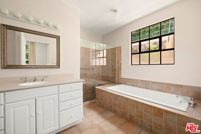 333 Dalehurst Avenue, Los Angeles, CA 90024
