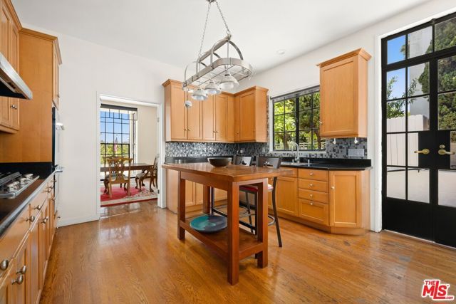 333 Dalehurst Avenue, Los Angeles, CA 90024