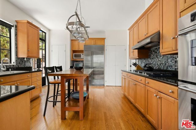333 Dalehurst Avenue, Los Angeles, CA 90024
