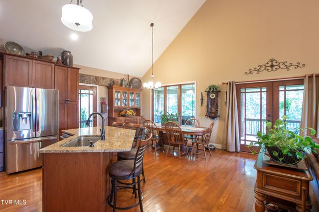 16301 Highlands Log Drive, Abingdon, VA 24210