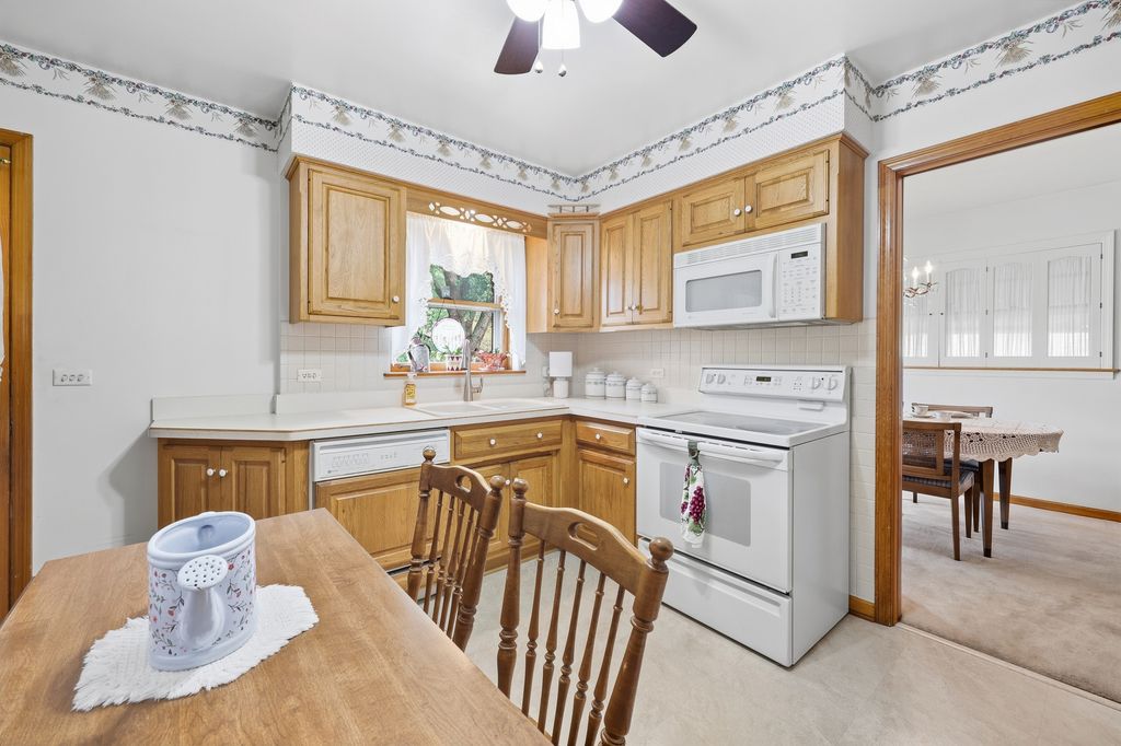 422 W Larkdale Lane, Mount Prospect, IL 60056 — photo 2