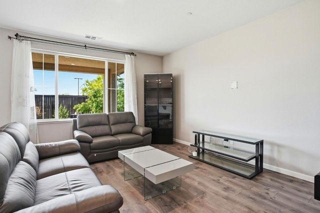 10032 Wagoner Way, Elk Grove, CA 95757