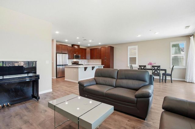 10032 Wagoner Way, Elk Grove, CA 95757