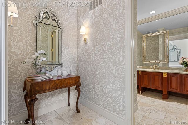 4966 Stoneleigh Road, Bloomfield Charter Township, MI 48302