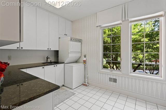 4966 Stoneleigh Road, Bloomfield Charter Township, MI 48302