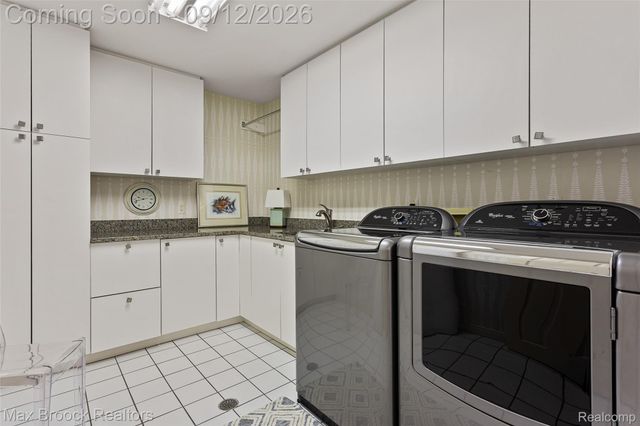 4966 Stoneleigh Road, Bloomfield Charter Township, MI 48302