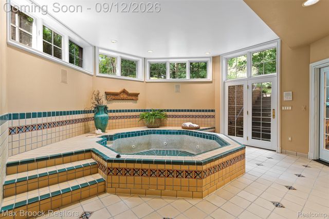 4966 Stoneleigh Road, Bloomfield Charter Township, MI 48302