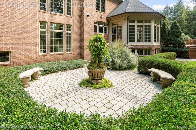 4966 Stoneleigh Road, Bloomfield Charter Township, MI 48302