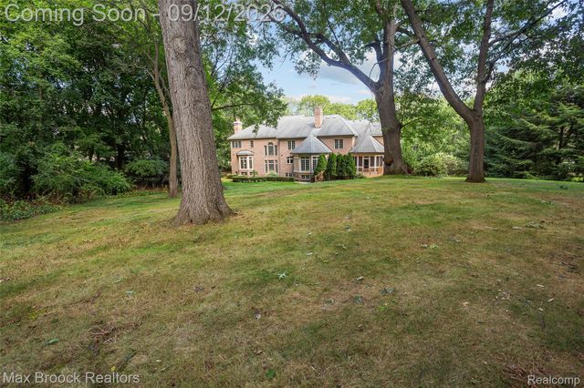4966 Stoneleigh Road, Bloomfield Charter Township, MI 48302