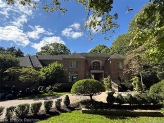 4966 Stoneleigh Road, Bloomfield Charter Township, MI 48302
