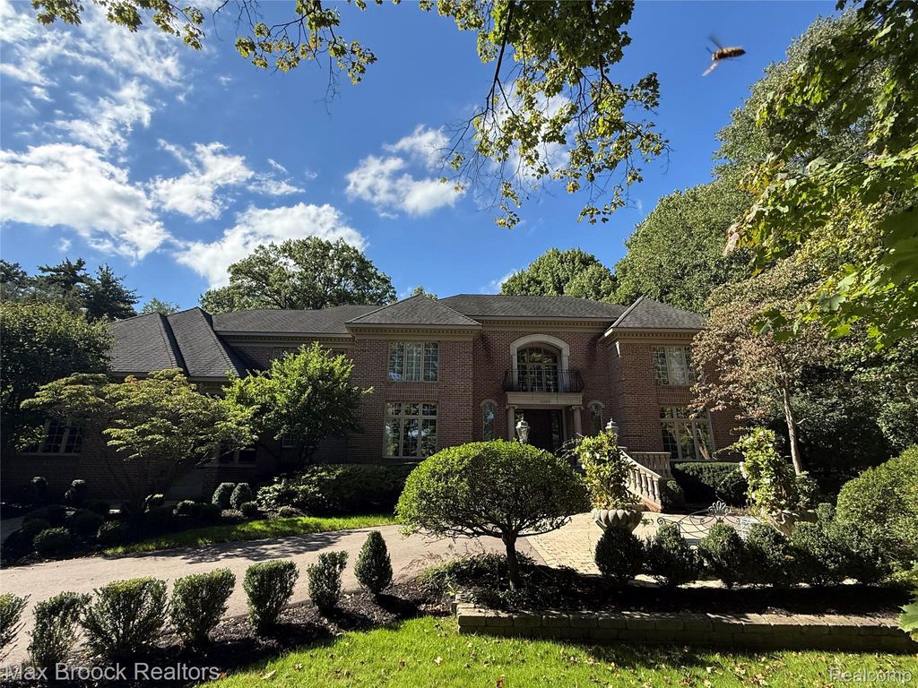 4966 Stoneleigh Road, Bloomfield Charter Township, MI 48302