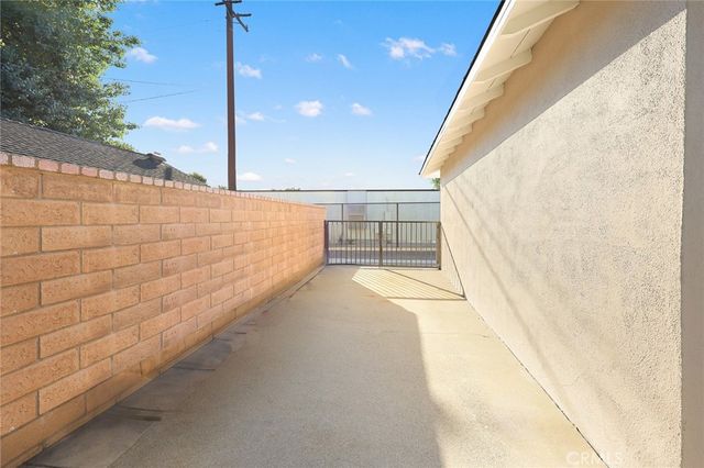 1047 N San Gabriel, Azusa, CA 91702