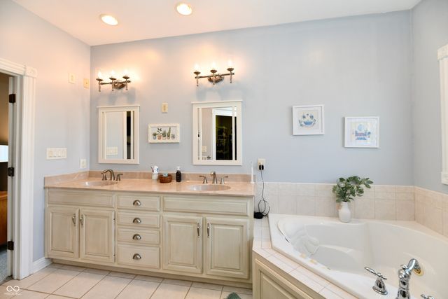 2080 Fairway Lakes Drive, Franklin, IN 46131