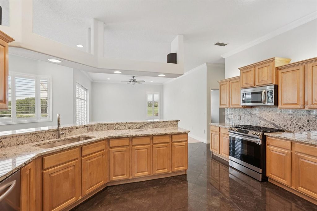 Image 10 of property listing at 774 PLANTERS MANOR WAY, Bradenton, FL 34212