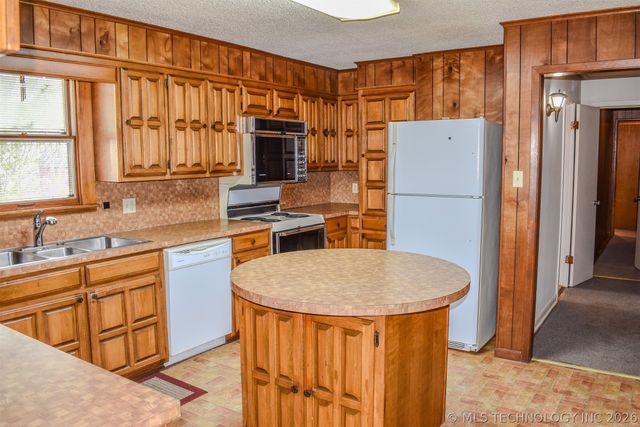 1414 E Kirk Street, Hugo, OK 74743