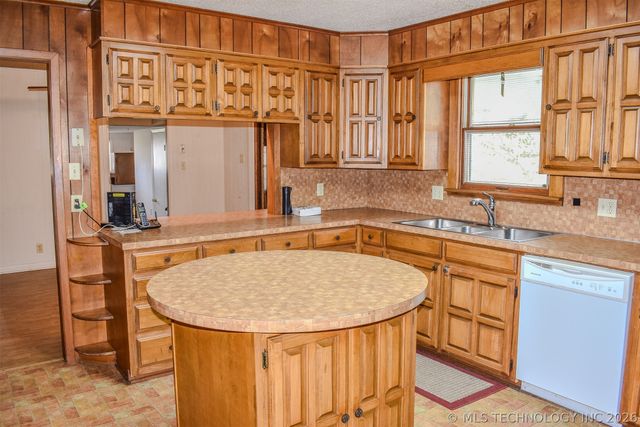 1414 E Kirk Street, Hugo, OK 74743