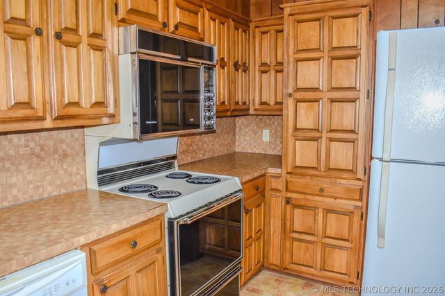 1414 E Kirk Street, Hugo, OK 74743