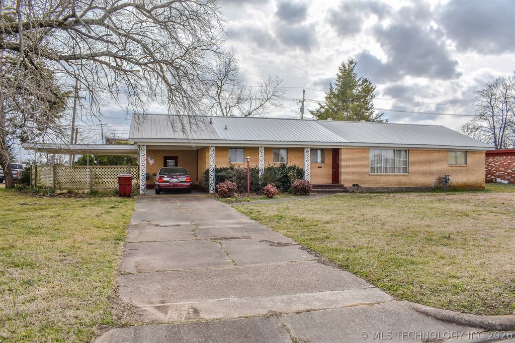 1414 E Kirk Street, Hugo, OK 74743
