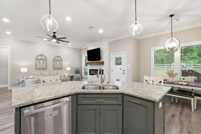 8 Diamond Ice Ln, Greenbrier, AR 72058