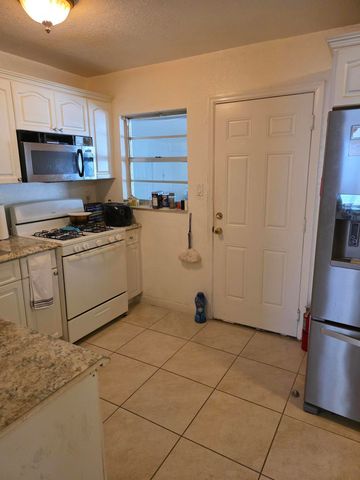 7 Miller Road, Palm Springs, FL 33461