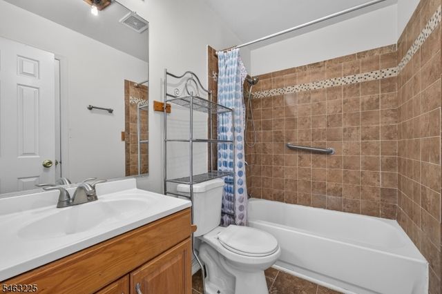 233 Spruce Ct, Raritan Twp., NJ 08822