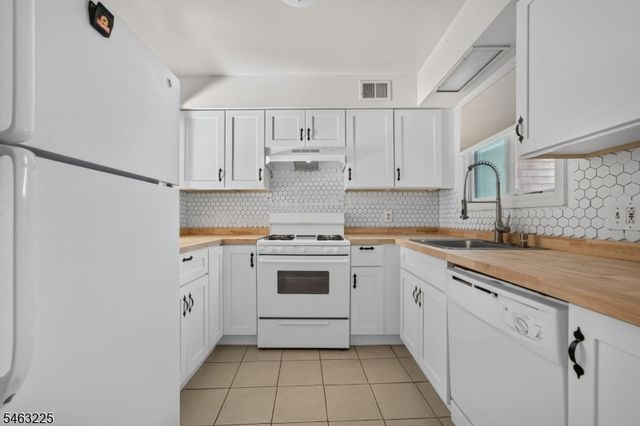 233 Spruce Ct, Raritan Twp., NJ 08822
