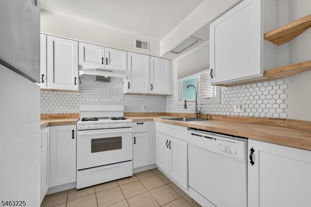 233 Spruce Ct, Raritan Twp., NJ 08822
