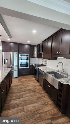 1112 KENT LN, Philadelphia, PA 19115