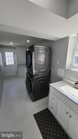 1112 KENT LN, Philadelphia, PA 19115