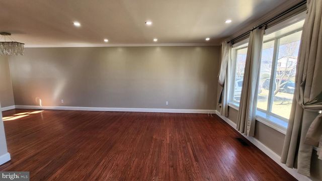 1112 KENT LN, Philadelphia, PA 19115