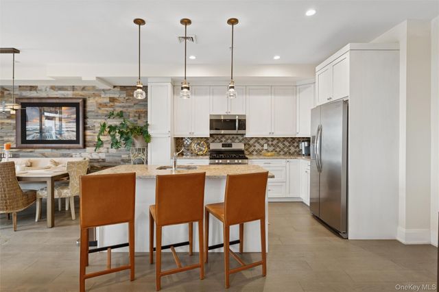 352 Marina Pointe Drive 352, East Rockaway, NY 11518